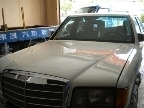 汽車玻璃安裝現場